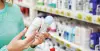 Pessoa escolhendo desodorante roll-on numa farmácia